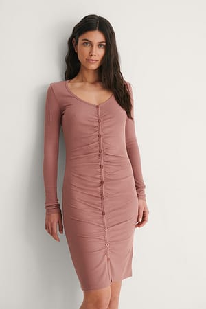 Dusty Dark Pink Recyceltes Ripp-Kleid mit Rüschen und Knopf