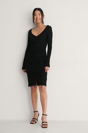 Black Recyceltes Ripp-Kleid mit Rüschen und Knopf