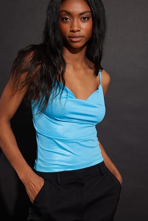 Blue Singlet mit glänzendem Wasserfallausschnitt