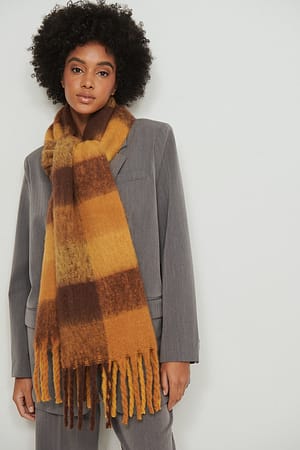 Yellow Check Mjukt flätad rutig scarf med tofsar
