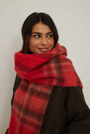 Red Check Mjuk rutig scarf med tofsar