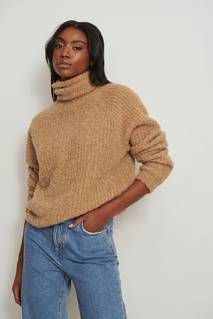 Beige Weicher hochgeschlossener Strickpullover