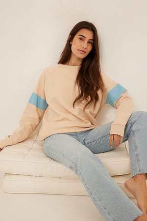Warm Beige Gestreifter Pullover