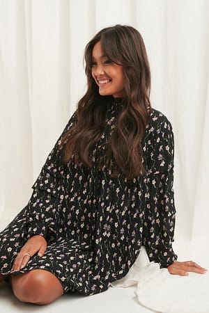 Black Flower Print Kjole Med Struktur Og Blomstertrykk