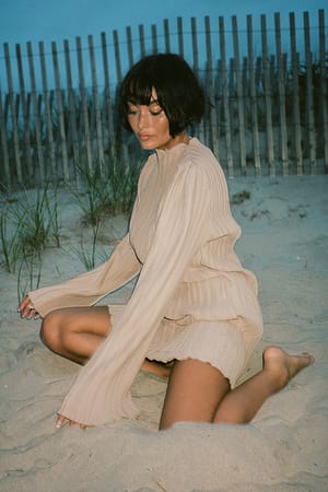 Beige Texturiertes Kleid Mit Untergesetzten Schultern