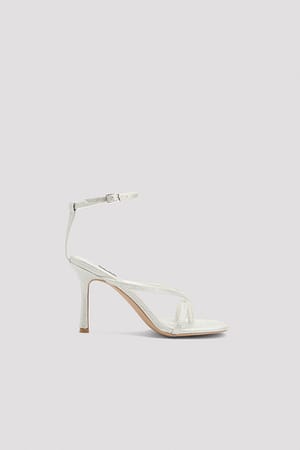 Silver Stiletto's met een teen met een detail met riem