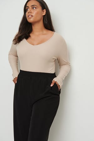 Beige Resirkulert langermet ribbet topp med babylock