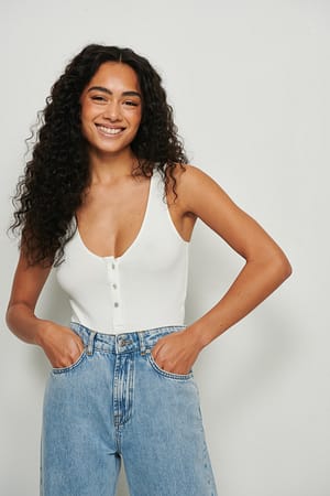Offwhite V-Neck Buttoned Body