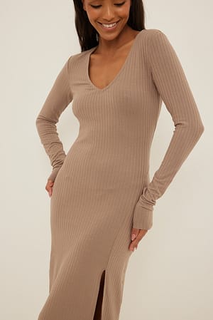 Dark Beige Geripptes Kleid mit V-Ausschnitt