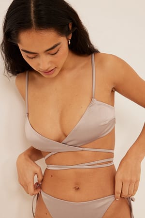 Beige Satijnen wikkel top met strik
