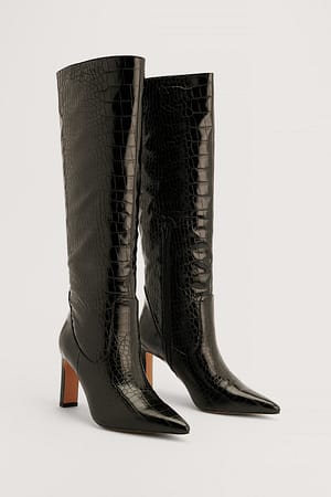 Black Stiefel mit spitz zulaufendem Schaft