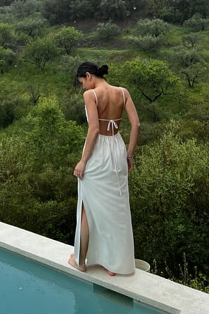 Light Beige Maxikleid mit offenem Rücken