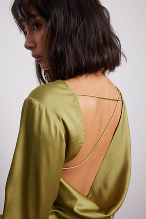 Olive Chemisier en satin à dos ouvert