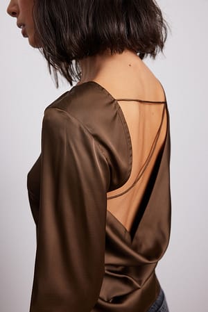 Brown Chemisier en satin à dos ouvert