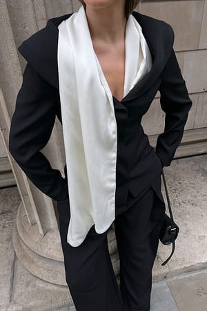 Black Blazer med åpen hals og sjal i kragen
