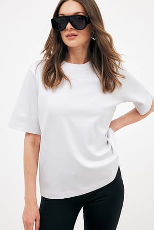 White Kraftig og rummelig t-shirt