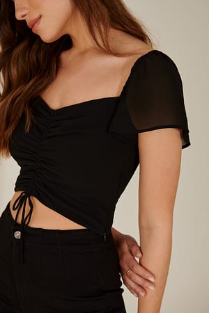 Black Recycelte kurze Bluse mit fließenden Ärmeln