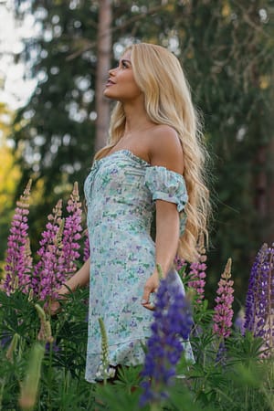 Camo Flower Recyceltes schulterfreies Kleid mit Schnürung-Detail