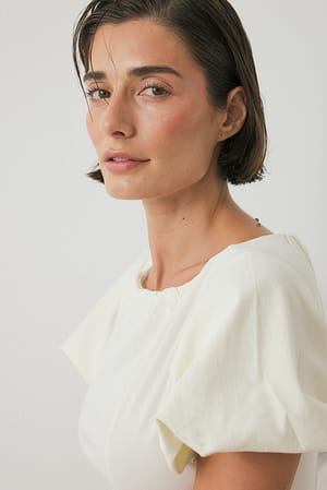 Offwhite Bluse med peplum og ærmedetalje
