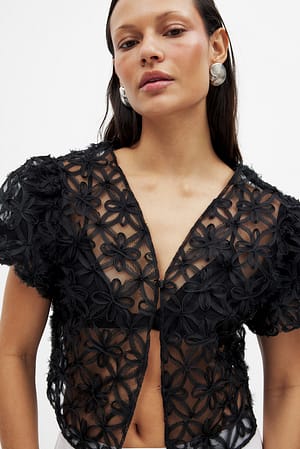 Black Bluse i chiffon med blomst og pufærmer