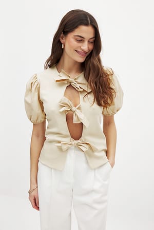 Beige Top con mangas abullonadas y atadura