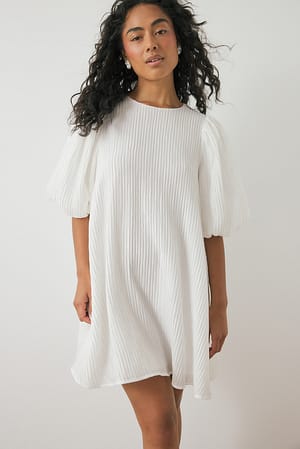 White Minikjole med vide ærmer og puf