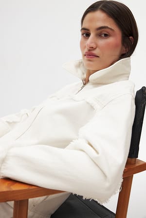 Ecru Chaqueta vaquera con dobladillo sin coser