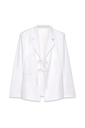 White Blazer structuré classique à nouer sur le devant