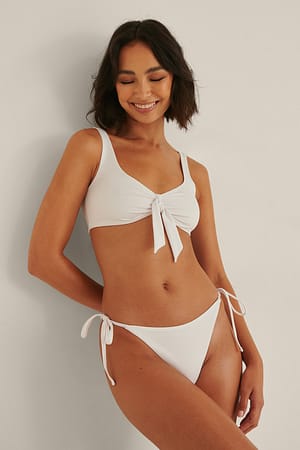 White Recycled bikinitrosa med en rem