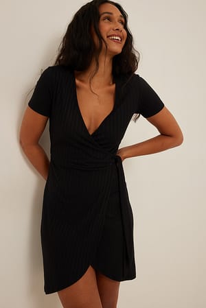 Black Geripptes Wickelkleid mit kurzen Ärmeln