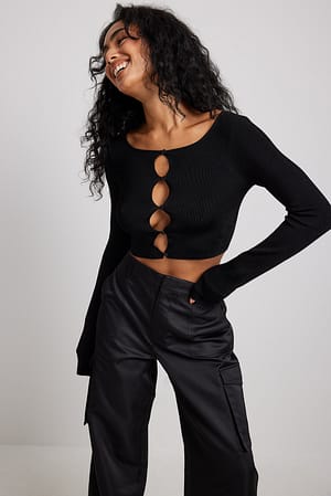 Black Geripptes Strickoberteil mit Cut-Out-Detail
