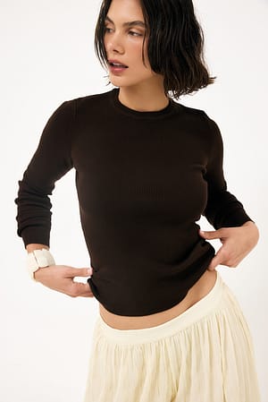 Dark Brown Top de punto acanalado con cuello redondo