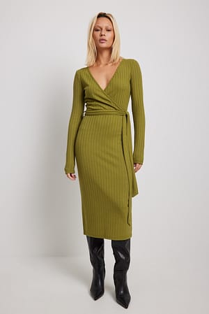 Khaki Geripptes Midikleid mit Wickelgürtel