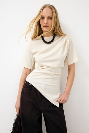 Offwhite T-skjorte med rysjer i livet