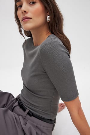 Dark Grey Rundhalset ribbet top