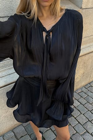 Black Miniklänning med volang och ryschad midja