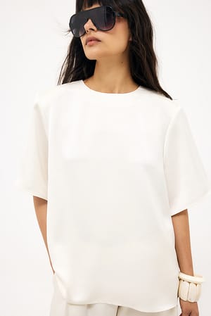 Cream T-shirt i satin med skulderpuder
