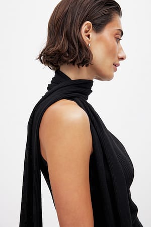 Black Stickad topp med scarfdetalj