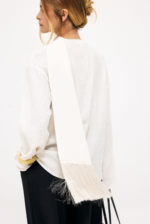 White Bluse med tørklæde og frynser