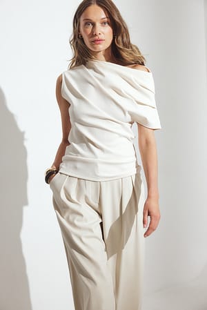 Light Beige Top med skulpturelle skuldre