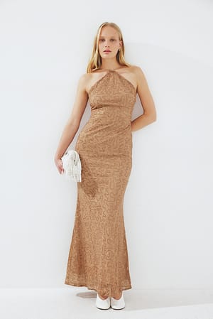 Beige Maxikjole med blonde, halterneck og pailletter