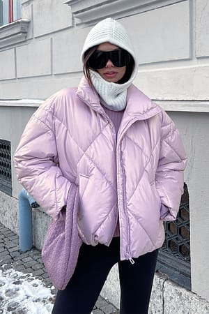 Pink Glänzende hochgeschlossene Steppjacke