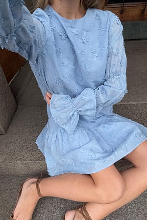 Light Blue Kjole med detaljer på ermene