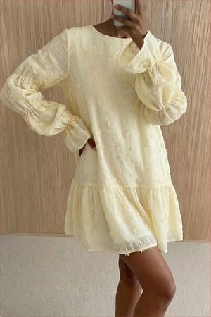 Light Yellow Kjole med detaljer på ermene