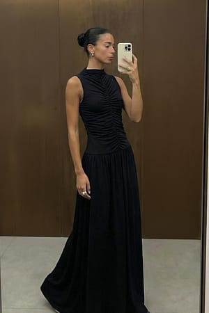 Black ärmelloses Midikleid mit Rüschen