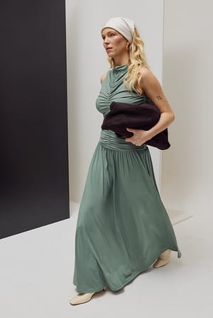 Green ärmelloses Midikleid mit Rüschen