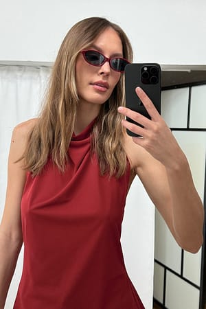 Burgundy Ovale solbriller med smal ramme