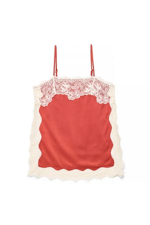 Red Singlet i blonder med splittdetaljer