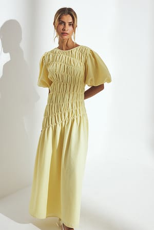 Light Yellow Midikjole med smockdetalje og pufærmer