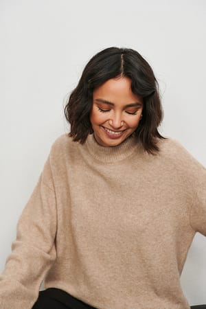 Beige Pull en alpaga tricoté à col roulé